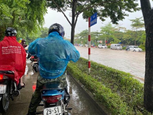 Ảnh sưu tầm - Cung đường Aeon Long Biên gặp mưa bão