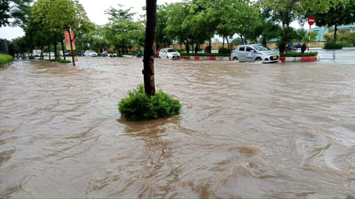 Ảnh sưu tầm - Cung đường Aeon Long Biên gặp mưa bão - Cứu hộ ô tô chết máy tại Long Biên